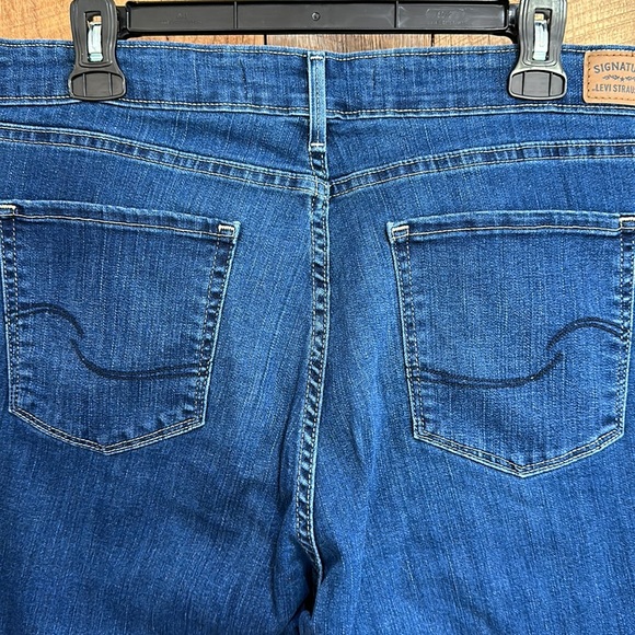 Women’s signature Levi Strauss mid rise boot cut jeans - Picture 5 of 6